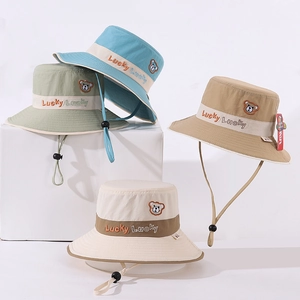 Chapeau de soleil enfant broderie ours en quatre couleurs avec cordon ajustable