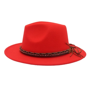 Dettaglio del cappello fedora rosso in lana con nastro intrecciato e strass