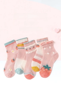 Détail lot de 5 paires de chaussettes bébé en maille respirante avec fraises et dentelle