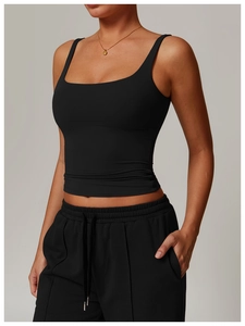 Gros plan sur le débardeur de sport noir à encolure carrée et tissu extensible mat