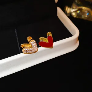 Boucles d'oreilles cœur asymétriques plaquées or avec émail rouge et zircone cubique