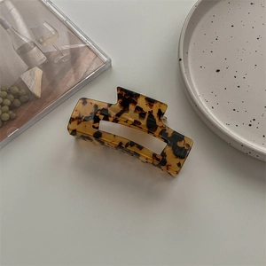 Details der Schildpatt-Haarklammer aus Acetat auf minimalistischem Hintergrund