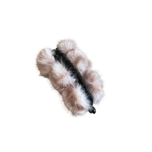 Pince à cheveux élégante en acrylique avec pompons beiges pour coiffures d'hiver