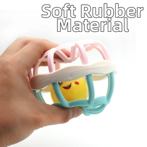 Détail de la balle hochet pour bébé en caoutchouc souple avec structure ajourée