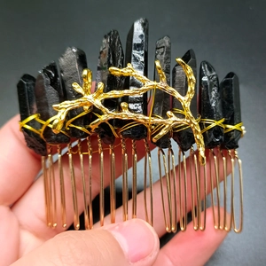 Handgefertigter goldener Haarkamm mit schwarzen Kristallsteinen und edlen Zweig-Akzenten