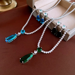 Vintage-Schmuckset mit blauen und grünen Tropfen-Zirkonia-Halsketten und Ohrringen