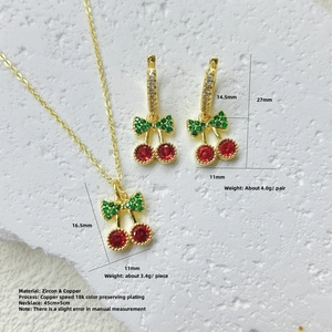 Detailansicht des roten Zirkonia Kirsch Schmucksets mit Maßen und Materialangaben