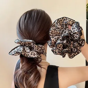 Set di elastici per capelli con stampa leopardata in raso per acconciature donna