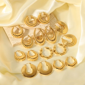 Ensemble de créoles en forme de U plaqué or 18 carats avec divers motifs vintage chic