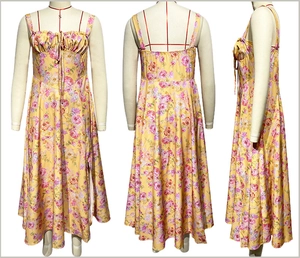Détail de la robe d'été jaune à fleurs avec fines bretelles et décolleté à volants