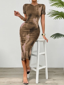Elegante abito midi marrone tie-dye con maniche corte e design dalla vestibilità slim
