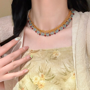 Collier ras du cou en acier inoxydable perles bleues clairs et touches dorées
