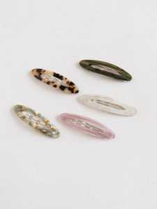 Lot détaillé de cinq barrettes en acétate aux motifs léopard, marbre et écaille