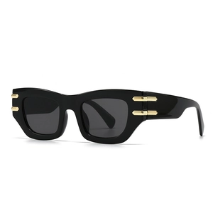 Lunettes de soleil œil de chat surdimensionnées noires avec détails dorés