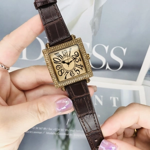 Primer plano de reloj cuadrado con bisel de diamantes y correa de cuero marrón de cocodrilo