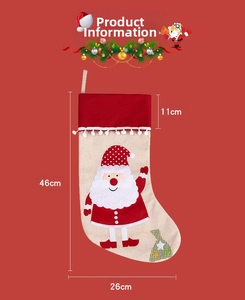 Détail d'une chaussette de Noël avec broderie Père Noël et garniture de pompons blancs
