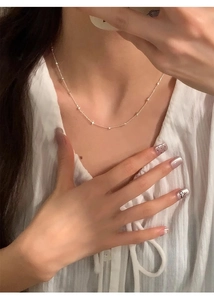 Vista dettagliata della collana a sfere in argento sterling S925 indossata dalla modella