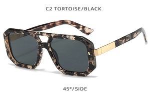 Detail der Doppelsteg-Sonnenbrille mit Schildpattmuster und goldener Metallverzierung