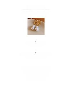 Detail view of vintage pearl earrings with dimensions 3.9x1.5cm in gold finish
