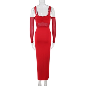 Détails du dos d'une robe rouge avec patchwork en tulle et manches détachables