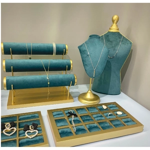 Support bijoux en velours émeraude et métal doré avec présentoir buste et plateau