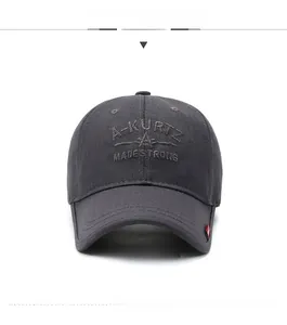 Détail d'une casquette de baseball en coton gris foncé avec broderie logo 3D de qualité