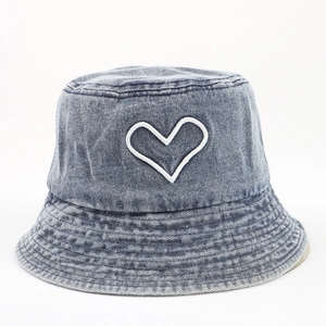 Chapeau bob en jean bleu foncé délavé avec un grand motif de cœur blanc brodé