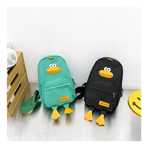 Dettaglio dei borselli a forma di papera verde e nero per bambini con becco giallo carino