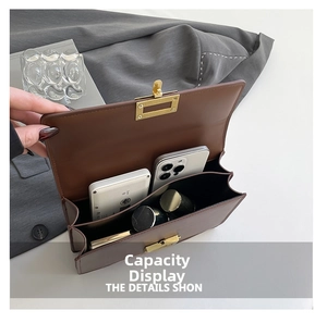 Détail de l'intérieur à double compartiment d'un sac à bandoulière en cuir marron vintage