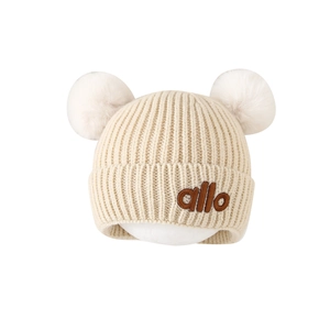 Winter-Strickmütze für Babys in Creme mit doppelten Bommeln und Stickerei