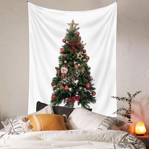 Dettaglio dell'arazzo con albero di Natale appeso sopra il letto con calda luce accogliente