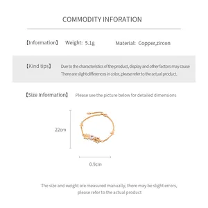 Dettaglio del bracciale con giglio in zircone e catena in rame regolabile da 22 cm