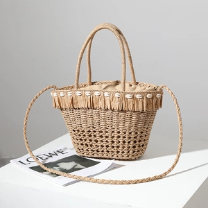 Borsa tote in paglia intrecciata con frange di conchiglie e sacchetto interno con coulisse
