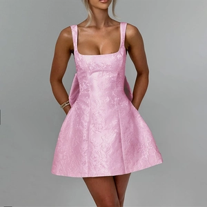 Robe moulante en jacquard rose avec col carré et nœud papillon élégant pour femme