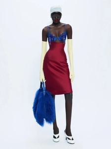 Ensemble deux pièces avec haut perlé bleu, jupe en satin rouge à taille haute et gants