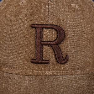 Détail de la casquette de baseball en coton lavé marron avec broderie 3D de la lettre R