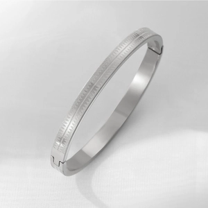 Nahaufnahme des silbernen Titanstahl-Armbands mit geätzten geometrischen Sägezahnmustern