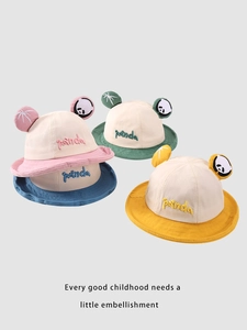Dettaglio cappelli da sole per neonati con orecchie da panda 3D e ricami in quattro colori