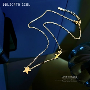 Collier minimaliste en acier titane doré avec pendentif étoile et lettre cursive élégante