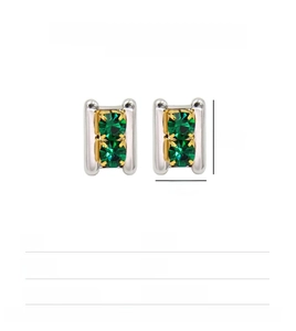 Dettaglio degli orecchini in acciaio argento con zircone verde e dimensioni prodotto