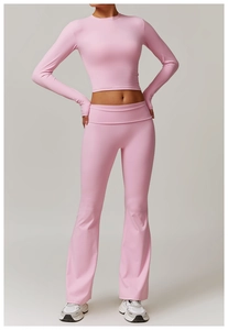 Détail de l'ensemble de yoga avec pantalon évasé taille haute et haut court rose mat