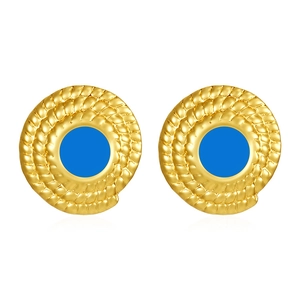 Détail de boucles d'oreilles vintage dorées avec spirale et émail bleu