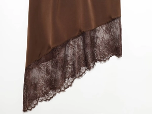 Détail du patchwork en satin marron foncé et dentelle délicate sur le vêtement