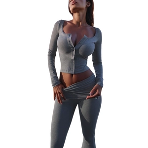 Ensemble gris ajusté deux pièces avec strass, haut à manches longues et pantalon assorti