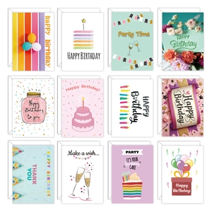 Vue détaillée en grille de 12 cartes d'anniversaire uniques avec enveloppes blanches