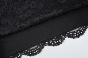 Détails de la texture en dentelle noire et bordures festonnées de la robe