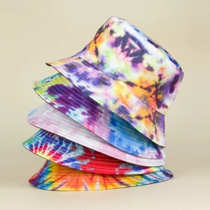 Pila verticale di cinque cappelli alla pescatora tie-dye dai vivaci motivi estivi