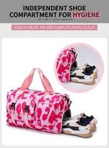 Detail der rosa Camouflage-Fitnesstasche mit dem unabhängigen Schuhfach-Design
