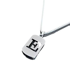 Collier minimaliste argenté avec pendentif rectangulaire lettre E sur fond blanc