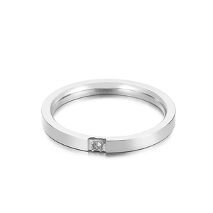 Bague en acier inoxydable poli avec un diamant serti, vue sous un angle de 45 degrés